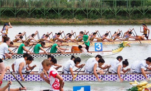 Lincoln Dragon Boat in action
