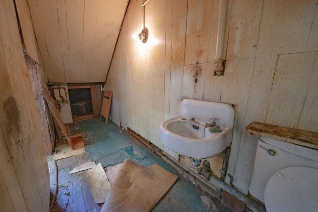 802 Clement Bathroom Before-4